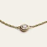 Bezel Diamant Armband versehen mit drei Diamanten zusammen 0,2 ct., gefasst in 18 Karat (750er) Gold. Einzelansicht