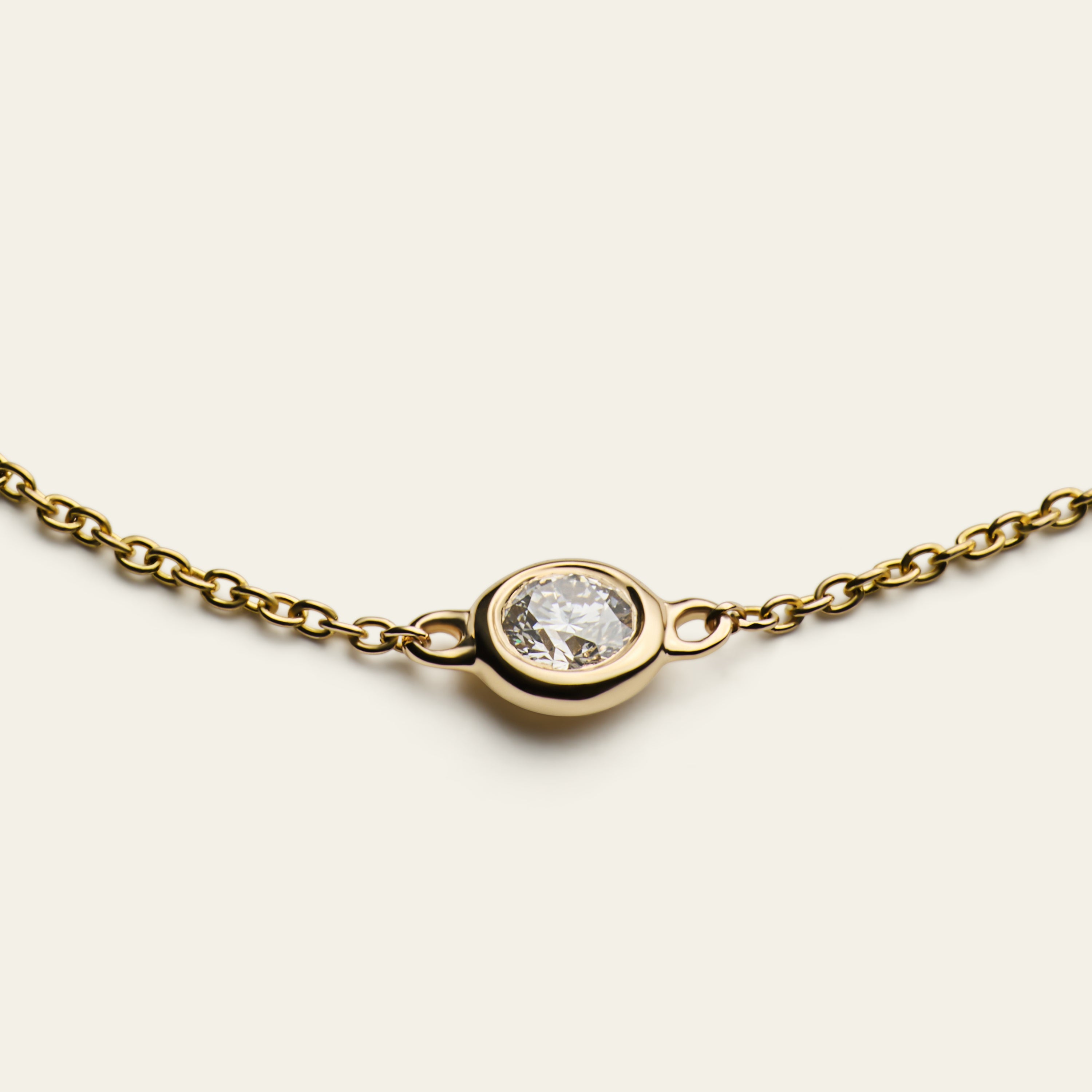 Bezel Diamant Armband versehen mit drei Diamanten zusammen 0,2 ct., gefasst in 18 Karat (750er) Gold. Einzelansicht