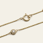 Bezel Diamant Armband versehen mit drei Diamanten zusammen 0,2 ct., gefasst in 18 Karat (750er) Gold. Einzelansicht und rundem Verschluss