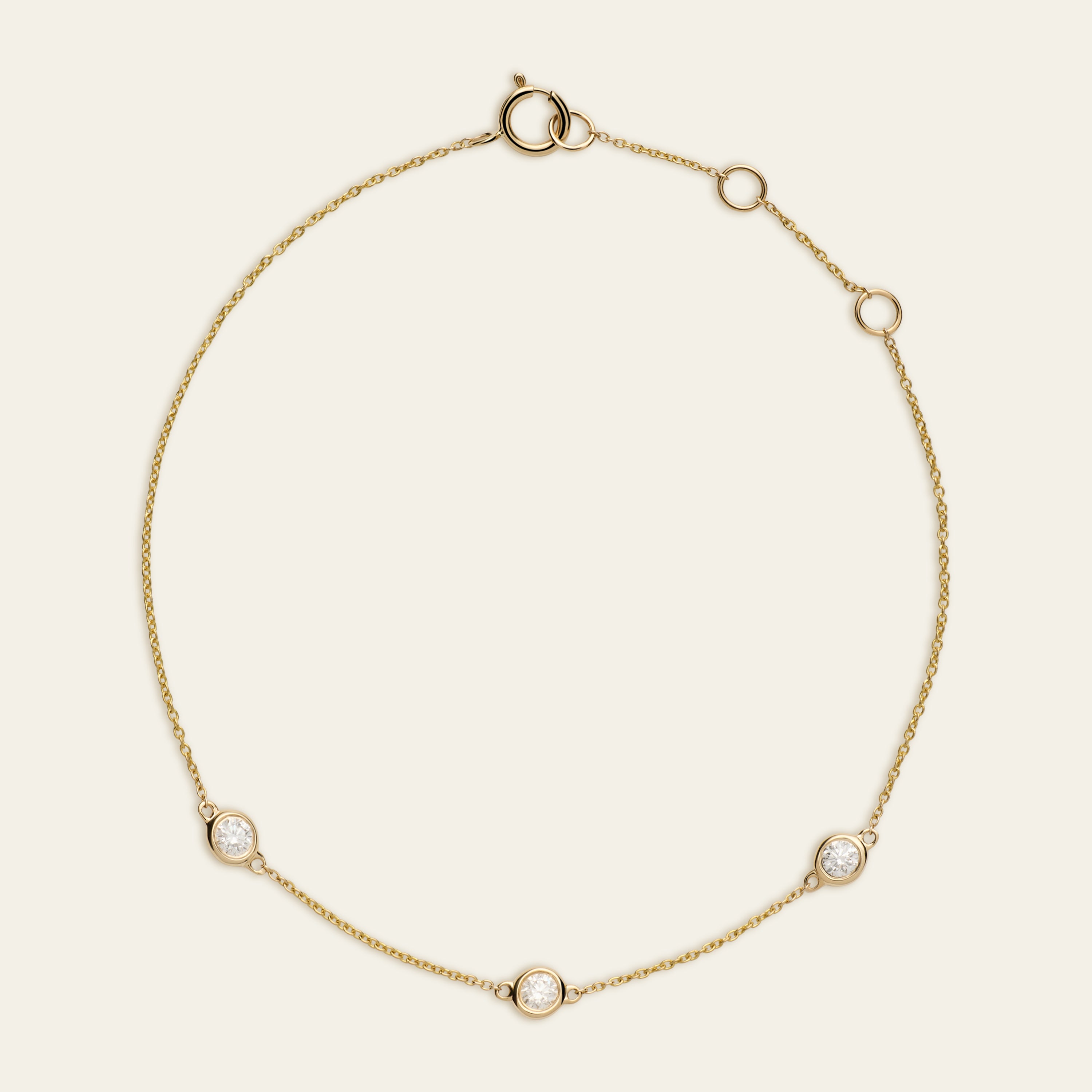 Bezel Diamant Armband versehen mit drei Diamanten zusammen 0,2 ct., gefasst in 18 Karat (750er) Gold