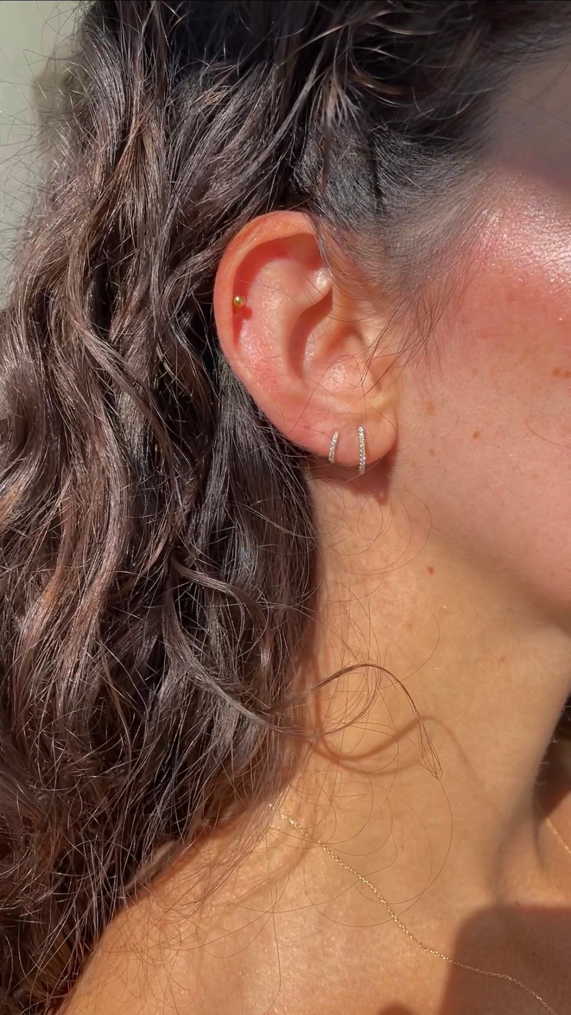 Diamant Creolen huggies in zwei Größen gefasst in 14 Karat Gelbgold mit 0.07 / 0.10 Carat natürlichen Diamanten