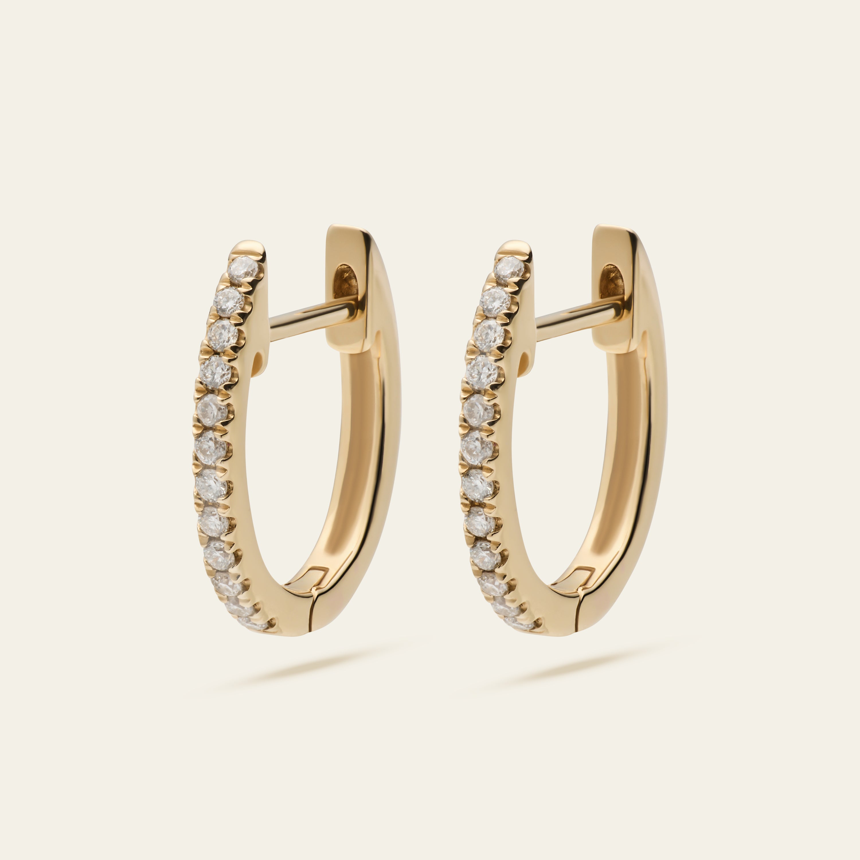 Diamant Creolen huggies gefasst in 14 Karat Gelbgold 0.10 Carat natürlichen Diamanten