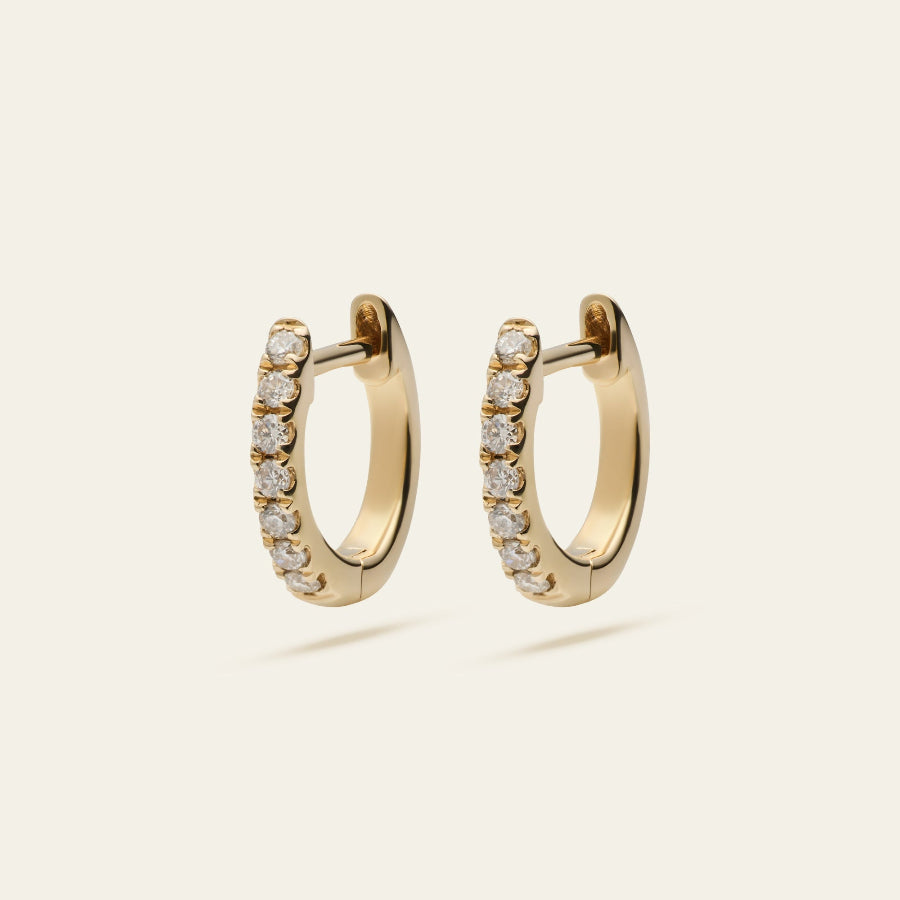 Diamant Creolen huggies gefasst in 14 Karat Gelbgold mit 0.07 Carat natürlichen Diamanten