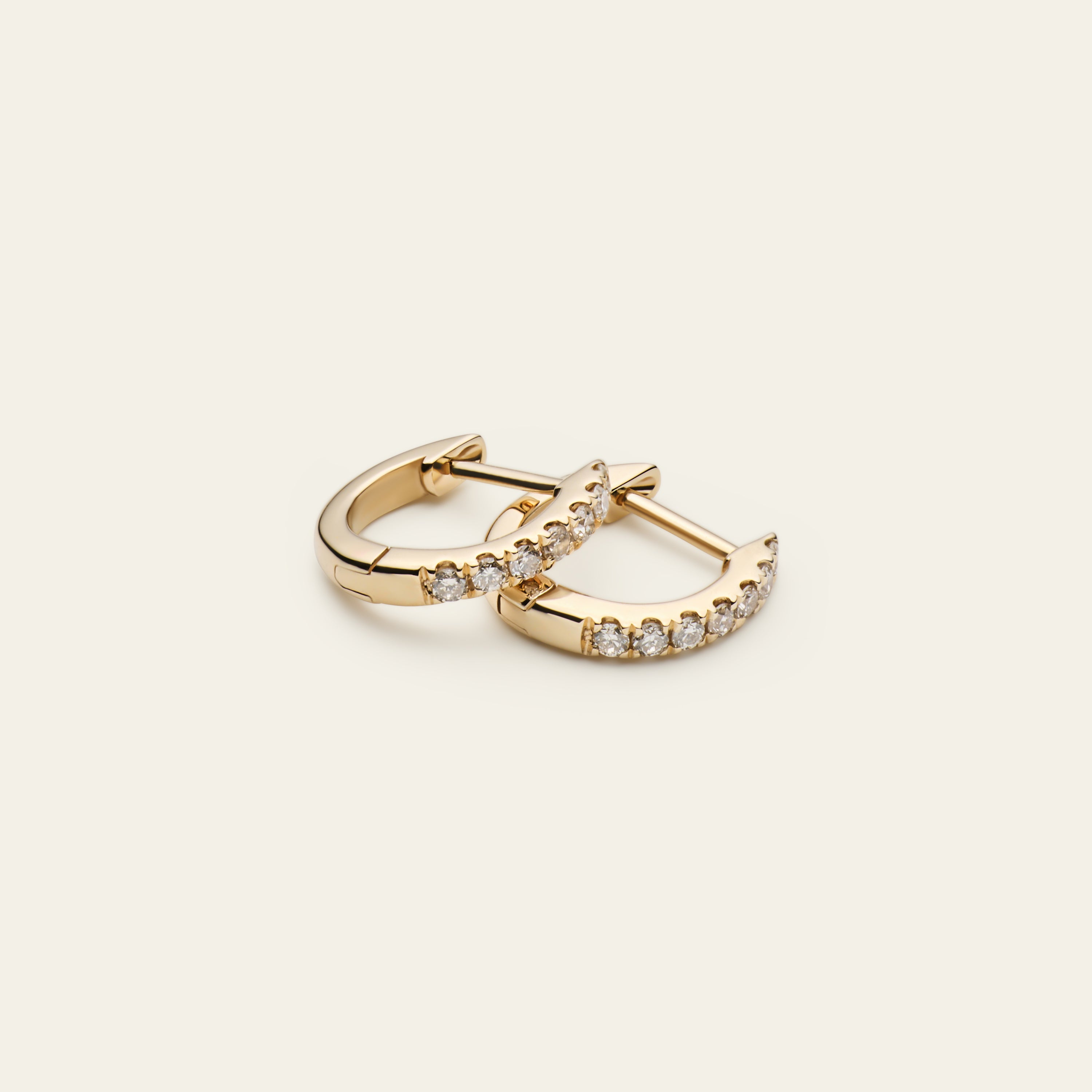 Diamant Creolen huggies gefasst in 14 Karat Gelbgold mit 0.07 Carat natürlichen Diamanten