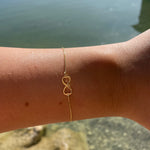 Herz Armband aus 14 Karat Gelbgold getragen am Armb