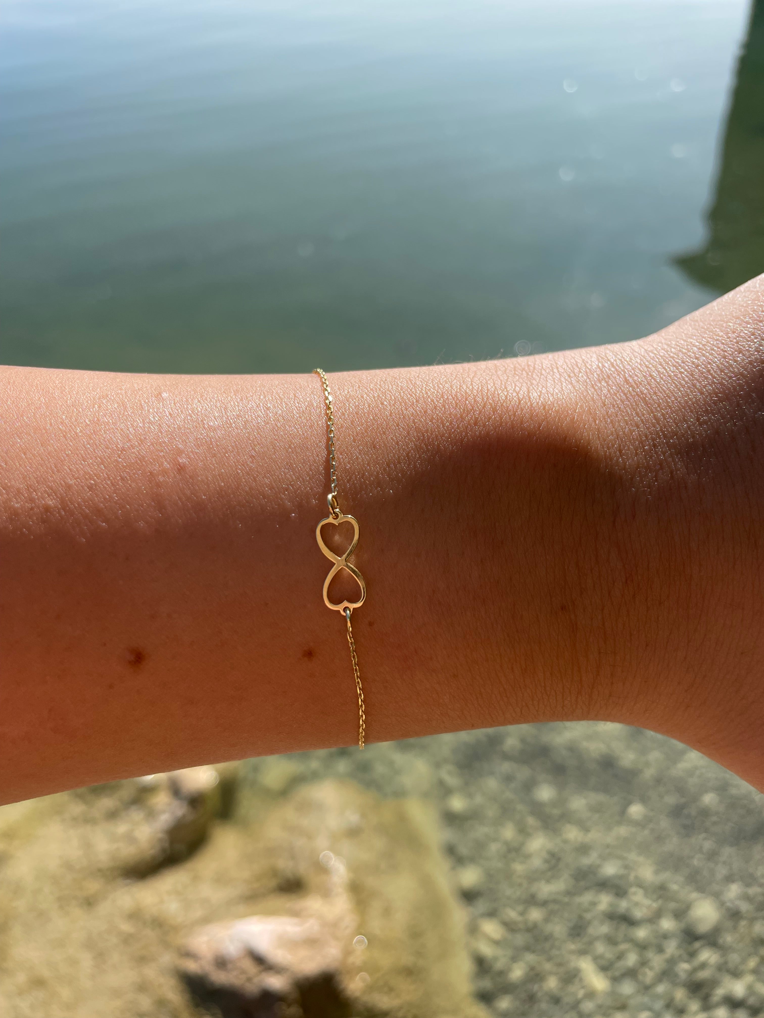 Herz Armband aus 14 Karat Gelbgold getragen am Armb