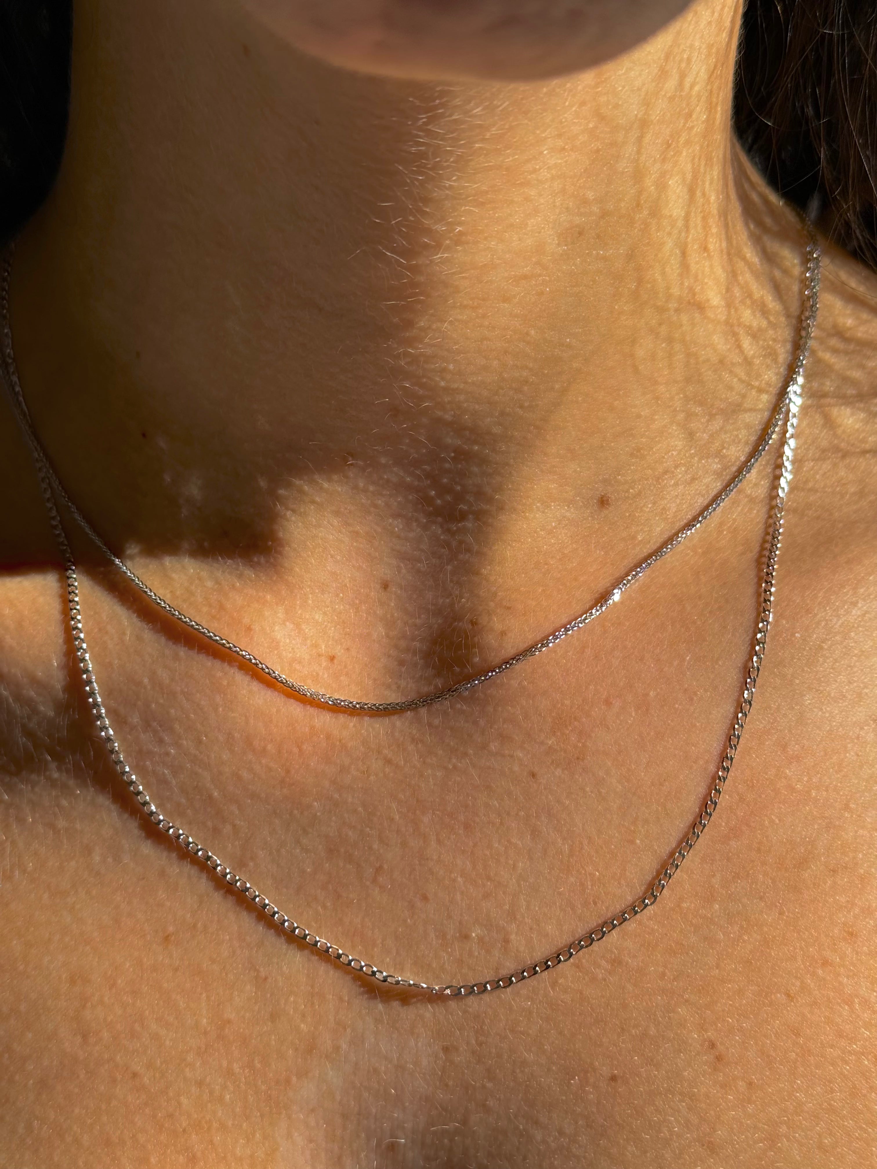 Panzerkette Curb Halskette aus 14 Karat Weissgold mit Fuchsschwanz Kette getragen