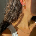 Style Tip schmale Creolen aus 14 Karat Gelbgold mit Zirkonia Steinen