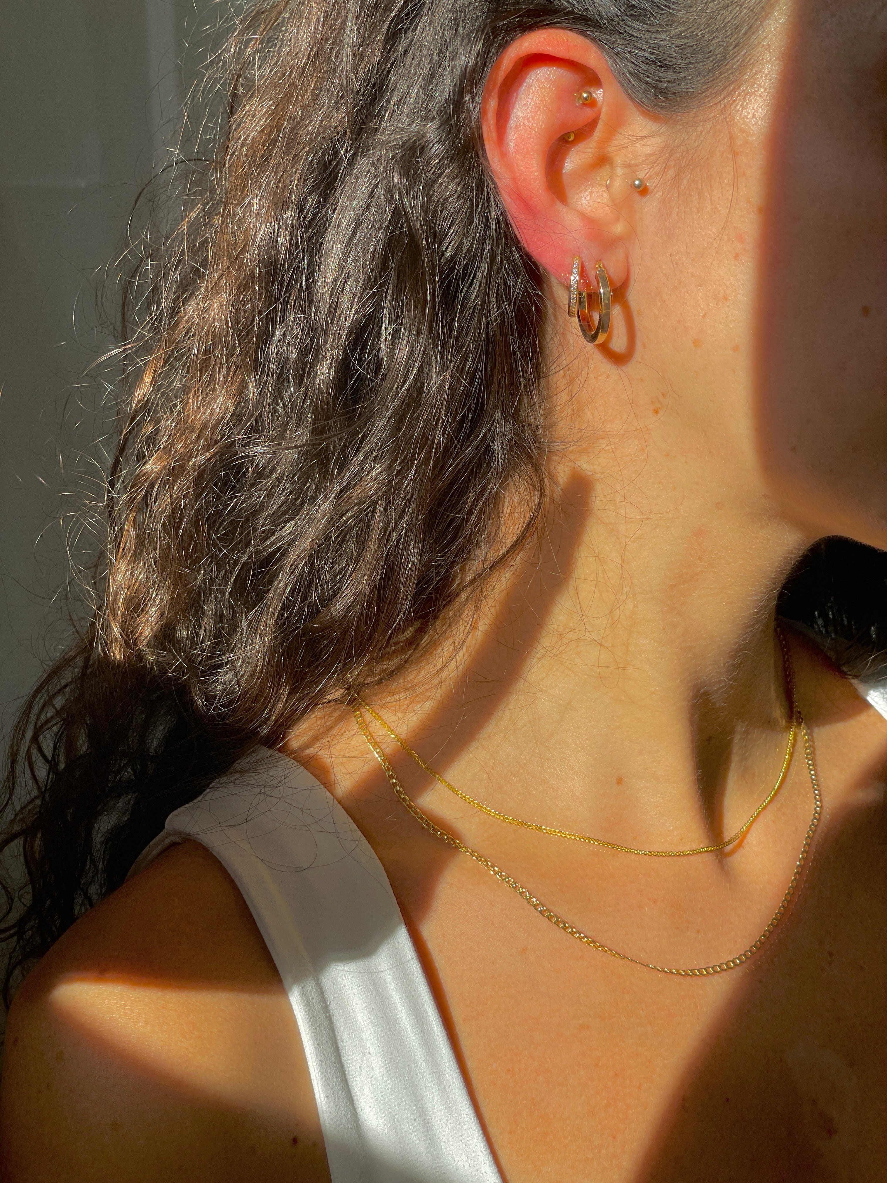 Style Tip schmale Creolen aus 14 Karat Gelbgold mit Zirkonia Steinen
