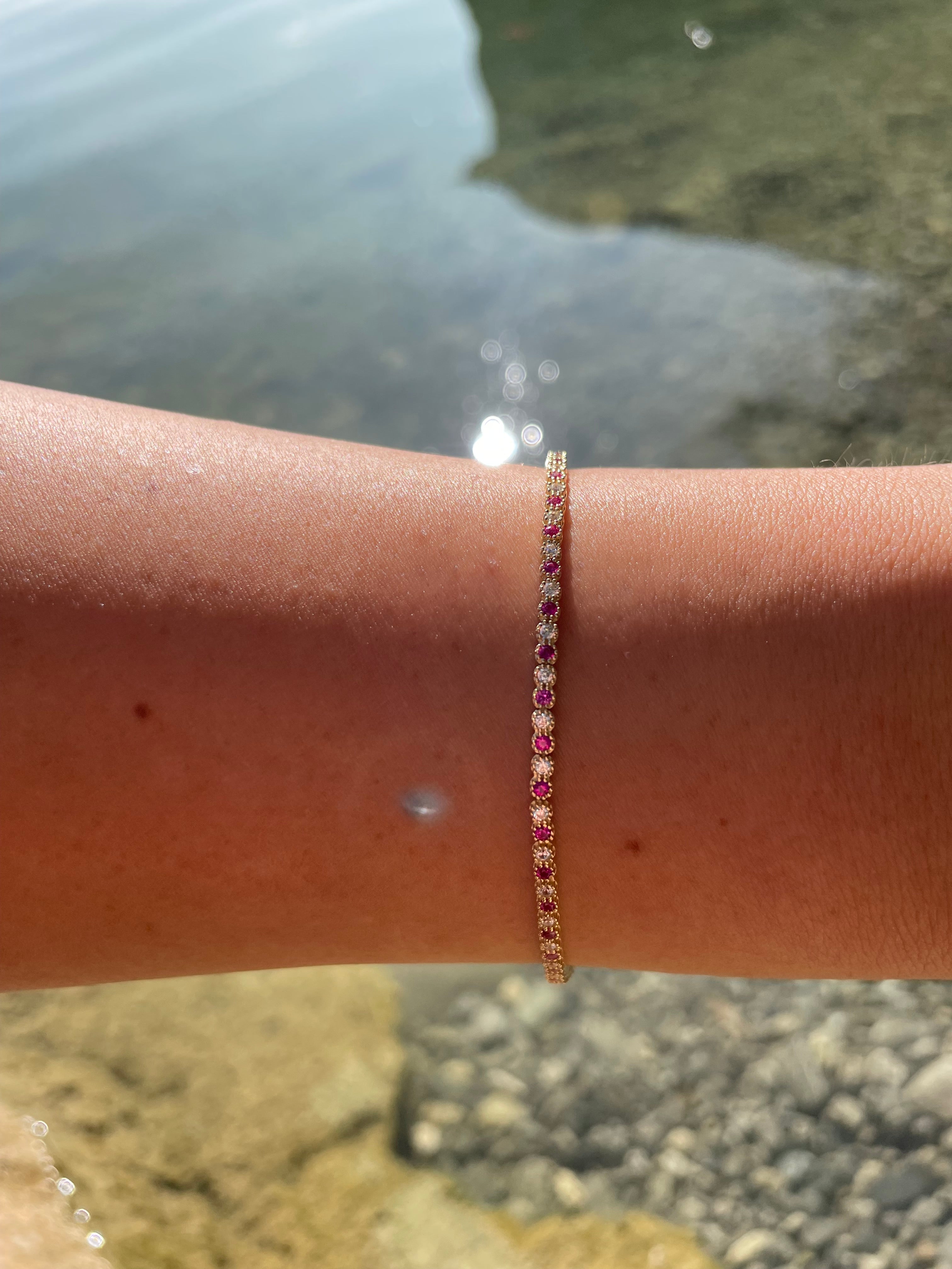 Tennis Armband aus 14 Karat Gelbgold mit Zirkonia Steinen