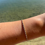 Tennisarmband mit Zirkoniasteinen aus 14 Karat Gelbgold getragene Ansicht