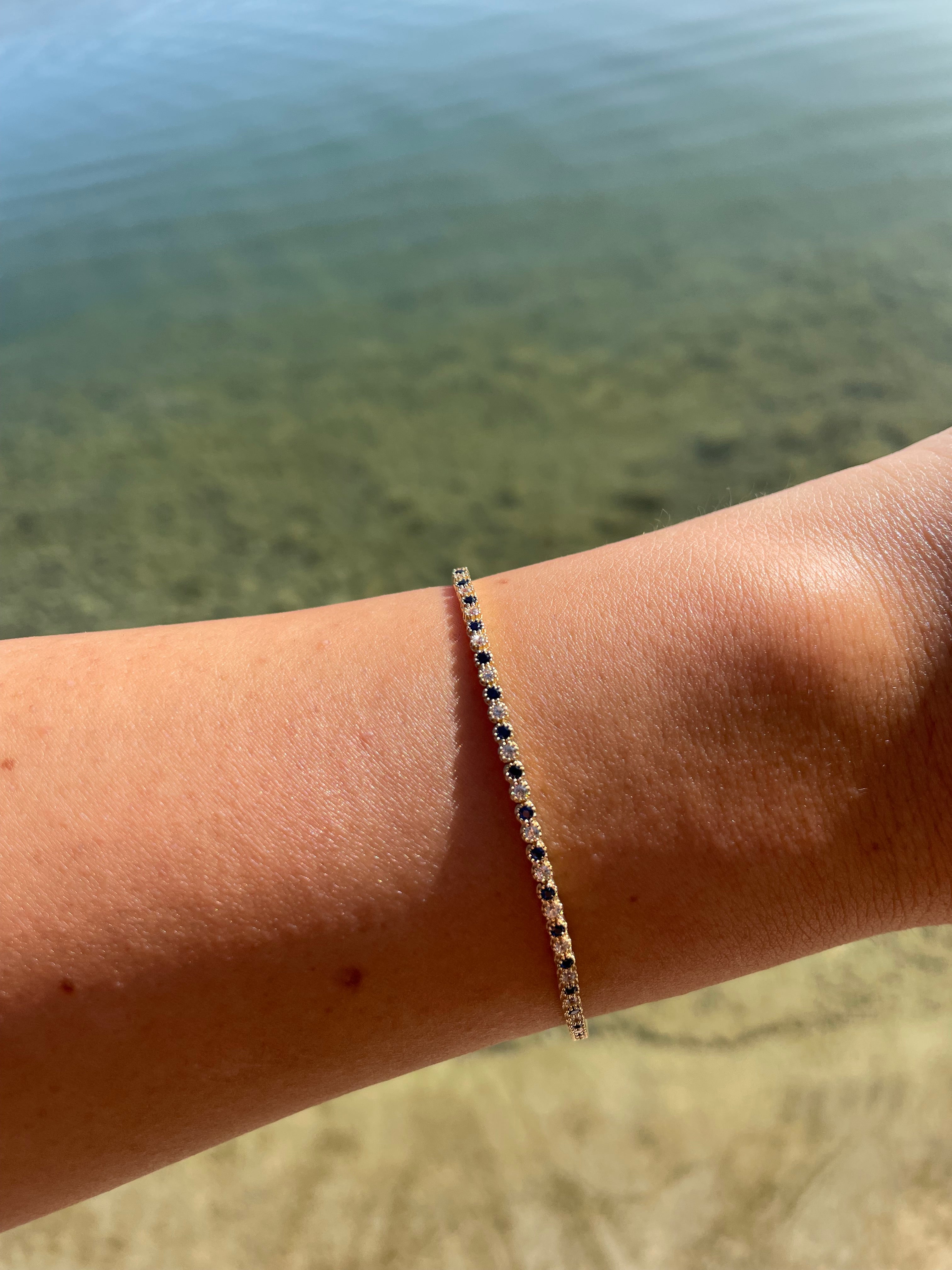 Tennisarmband mit Zirkoniasteinen aus 14 Karat Gelbgold getragene Ansicht